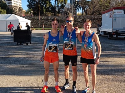 Een ijskoude Egmond halve marathon en snelle tijden in Valencia 