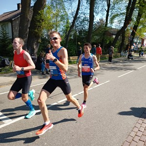 Jan Schra en Sjoerd Rosema lopen PR in winderige marathon van Enschede
