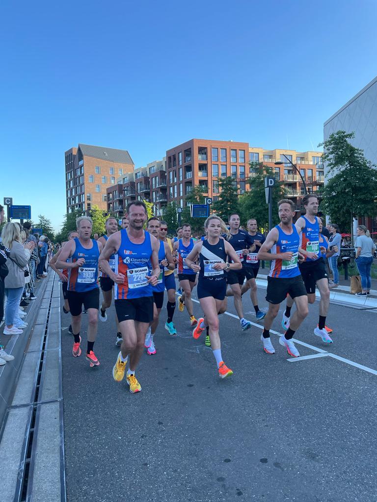 Blauwe trein dendert door Zwolle